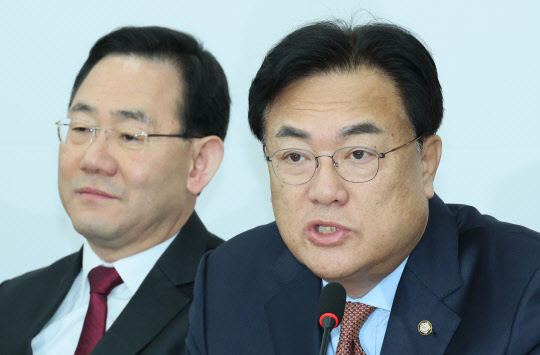 정진석 국민의힘 비상대책위원장이 30일 오전 서울 여의도 국회 본관에서 열린 당 비상대책위원회의에서 발언하고 있다.<연합뉴스>